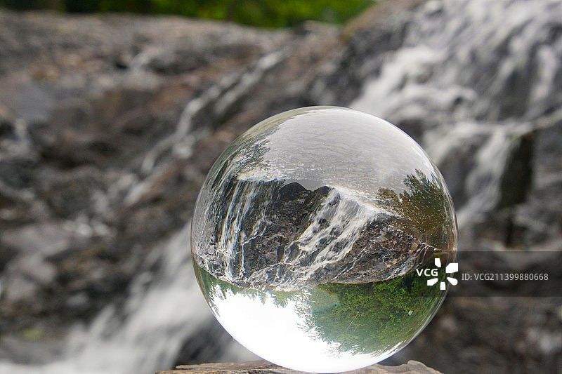 岩石上的水晶球特写图片素材