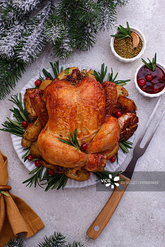 节日晚餐的圣诞烤鸡图片素材