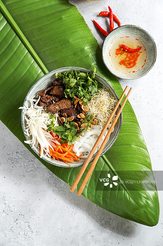 传统越南沙拉碗 - 牛肉米粉沙拉，牛肉，米粉，新鲜香草图片素材