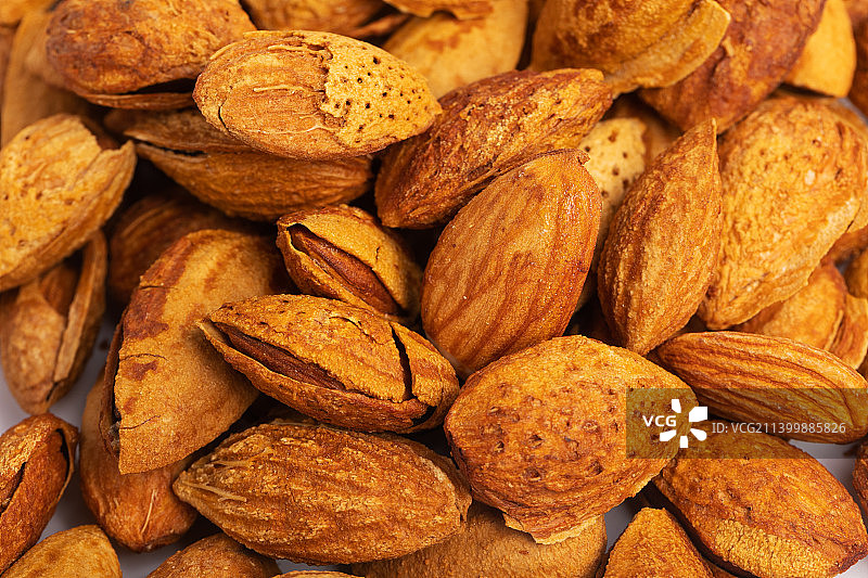 摆放在白底上的巴旦木图片素材