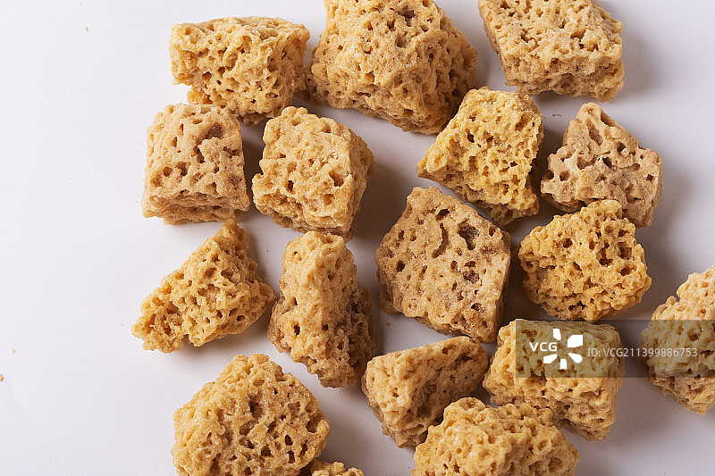 石蜂糖白底图静物摄影图片素材