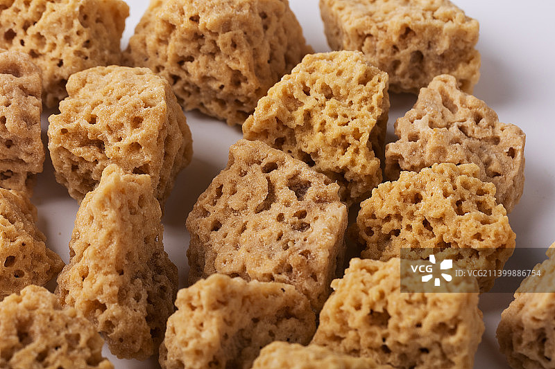 石蜂糖白底图静物摄影图片素材