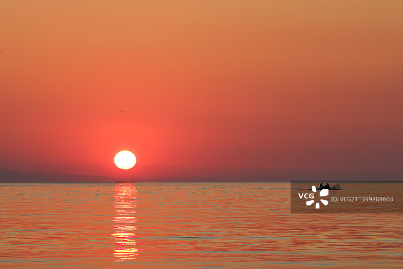 尤比亚岛的橙色天空海景，希腊图片素材