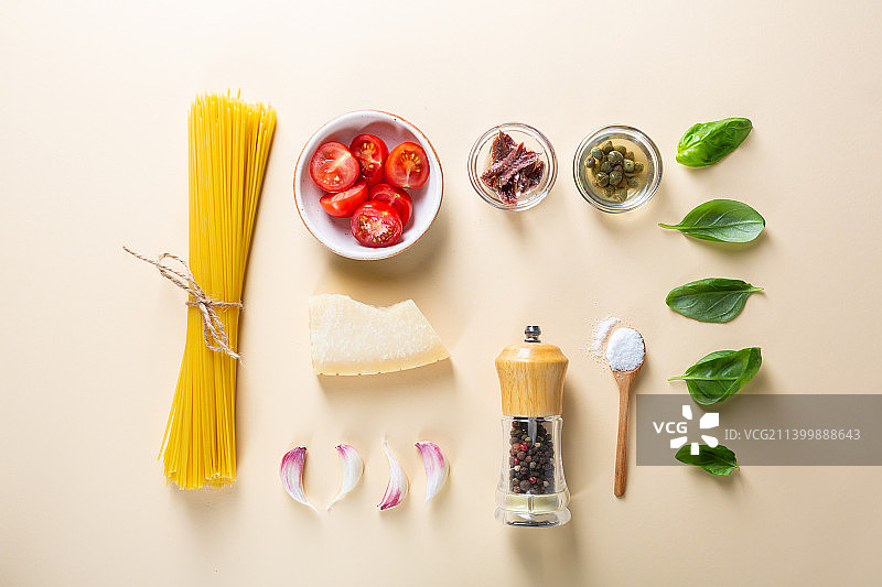 俯视角度拍摄的餐桌上带有食材的生意大利面图片素材
