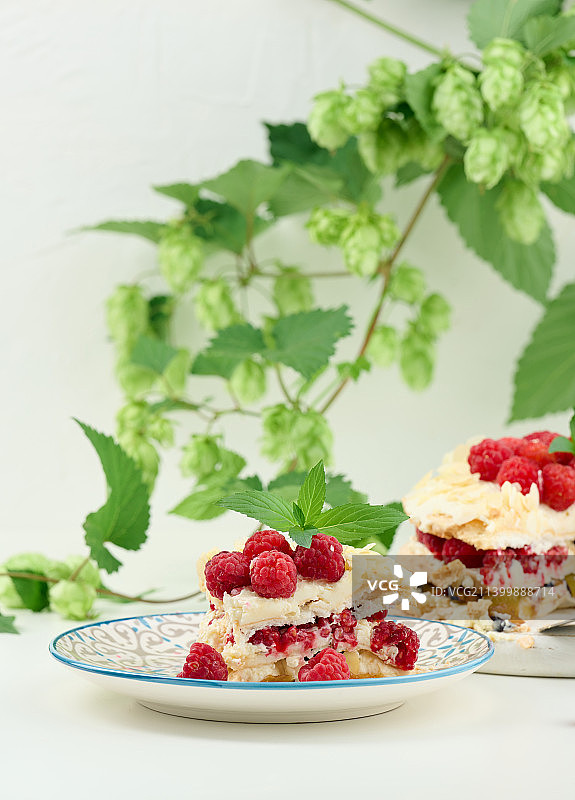 白色背景上的覆盆子蛋白酥皮馅饼甜点图片素材