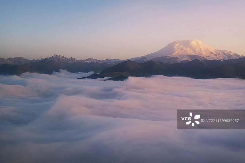日落时雪山映衬天空的风景图片素材