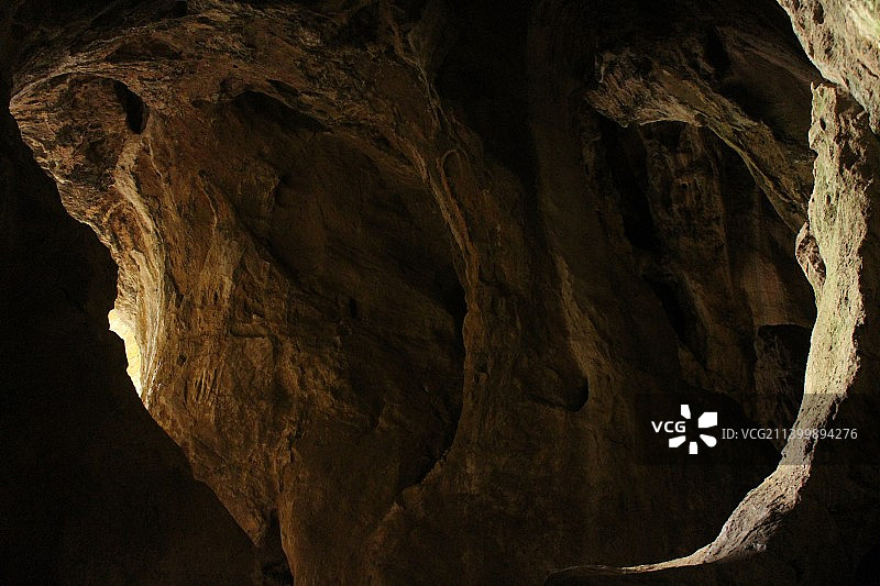 仰视角度拍摄的洞穴图片素材
