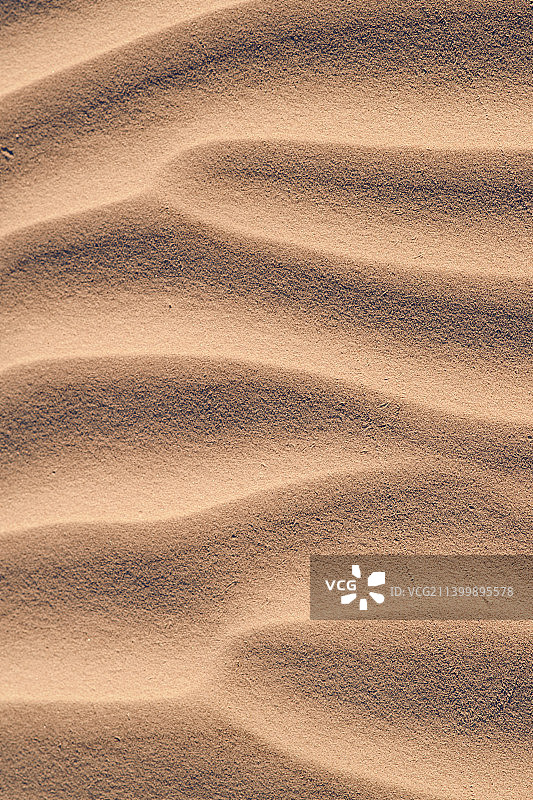 海滩上风形成的沙浪图片素材