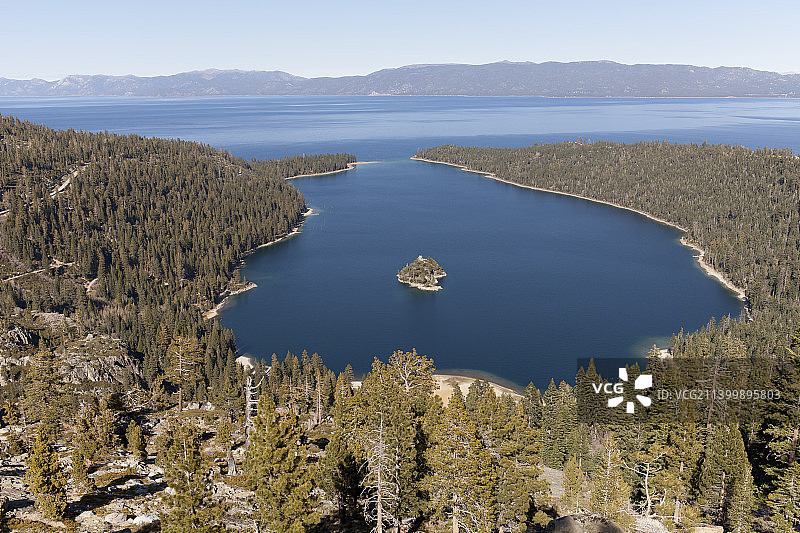 树木环绕的湖泊俯视照片图片素材