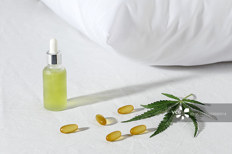 褪黑素生产、药丸、胶囊和CBD油概念图片素材