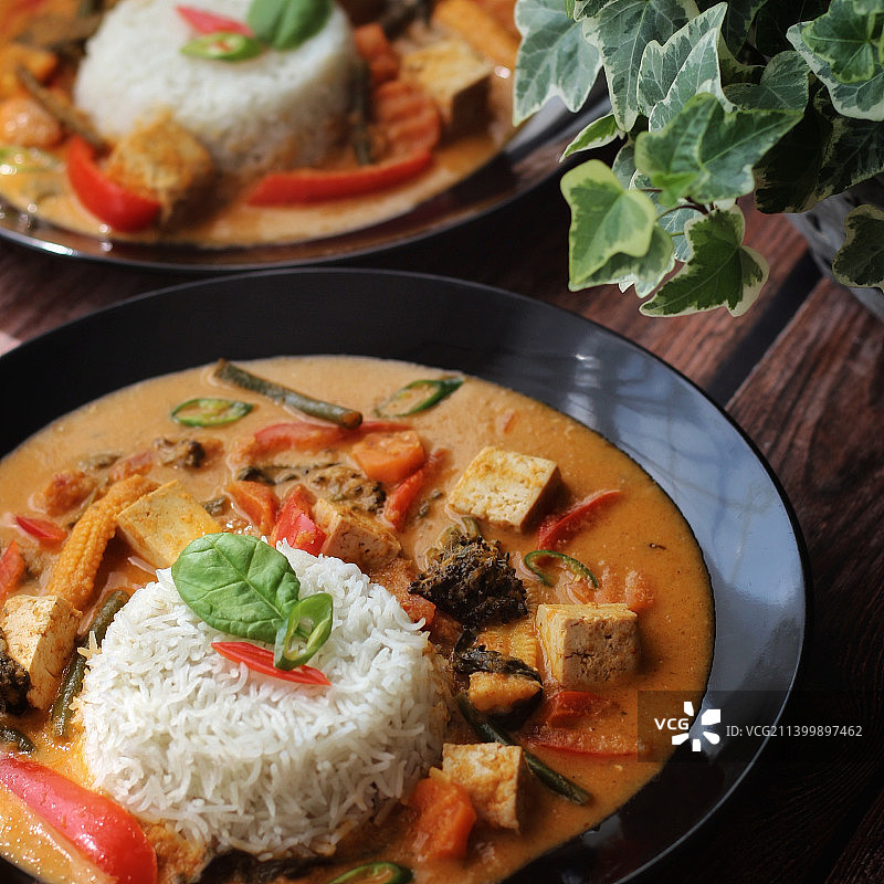 餐桌盘装美食高角度视图图片素材