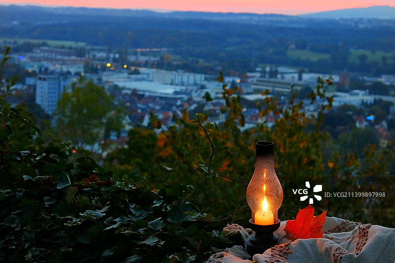 日落时分岩石上茶灯特写图片素材