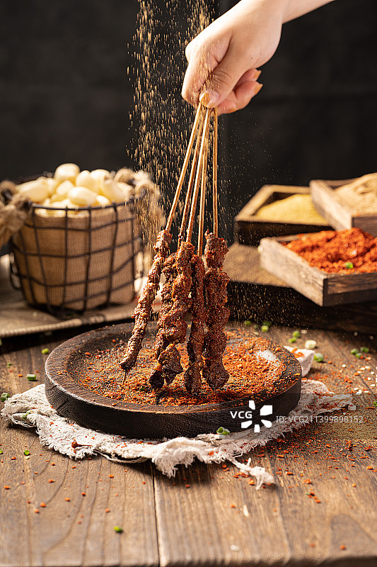 暗调复古 烧烤 烤串 东北烧烤 川味烧烤 夜生活 宵夜 夜宵 夜蹄花 五香 麻辣 兔头 红烧牛肉图片素材