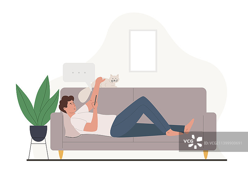 在沙发上用智能手机聊天的年轻男人图片素材