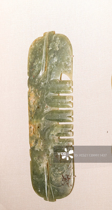 红山文化遗存：勾云形玉饰，猪首牌饰和玉猪龙图片素材