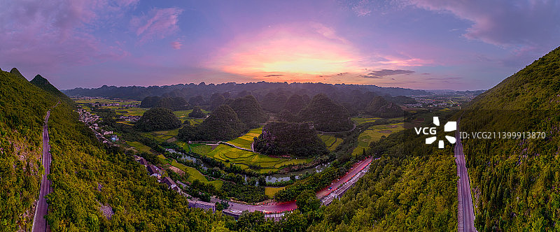 兴义市万峰林火烧云全景图片素材