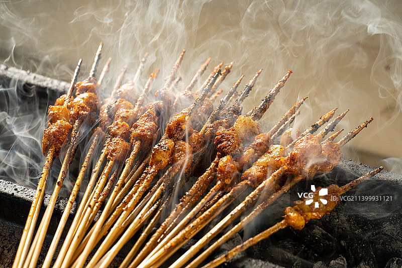 炭火烧烤 烤串 宜宾烧烤 把把烧 烤制中 烤牛肉 烤腰片 烤五花肉 烤牛油 烤中翅 烤鸡翅尖图片素材