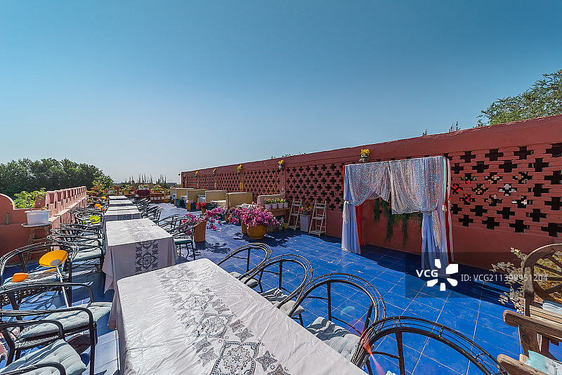 新疆吐鲁番民俗建筑花园庭院露台日光图片素材