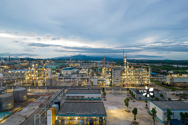 化工厂夜景航拍-石油冶炼厂图片素材