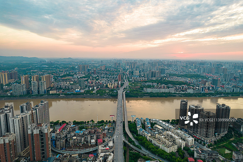 航拍衡阳湘江大桥日落-城市天际线图片素材