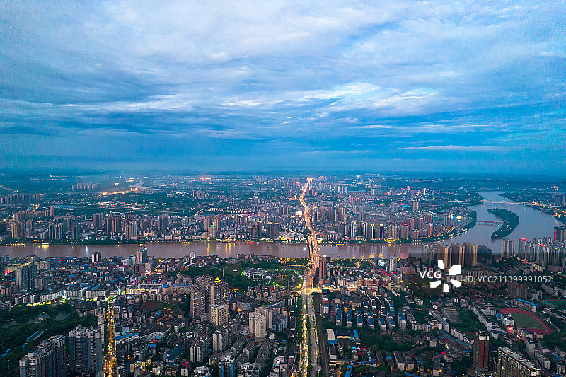 航拍湖南衡阳湘江大桥夜景-衡阳城市天际线图片素材
