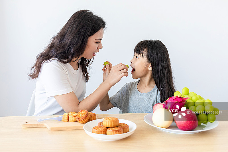 妈妈和女儿在家吃中秋节美食图片素材