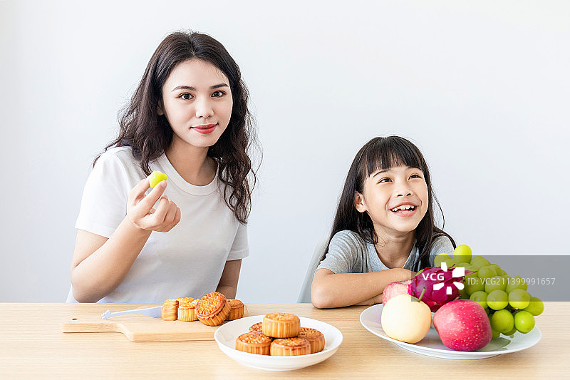妈妈和女儿在家吃中秋节美食图片素材
