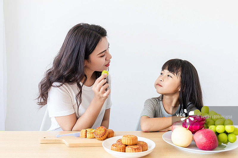 妈妈和女儿在家吃中秋节美食图片素材
