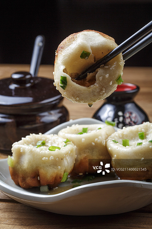 瓷盘装的海派生煎包图片素材