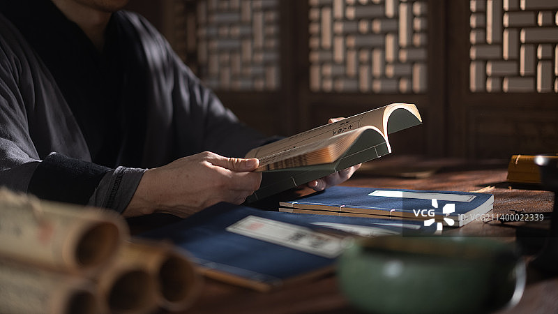 古代文人书房烛光下学习图片素材