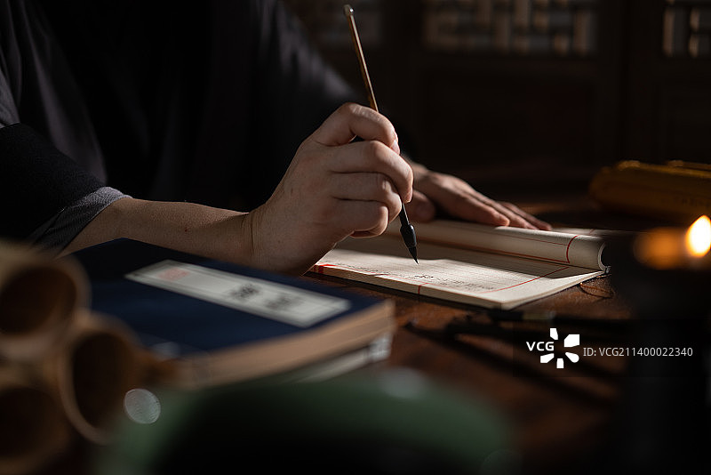 古代文人书房烛光下学习图片素材