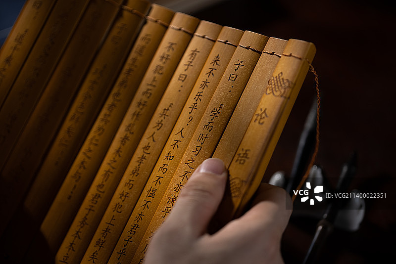 古代文人书房烛光下学习图片素材