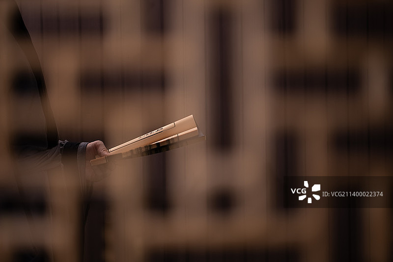 古代文人书房烛光下学习图片素材