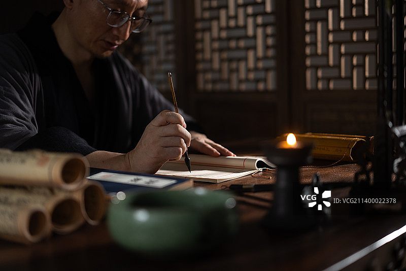 古代文人书房烛光下学习图片素材