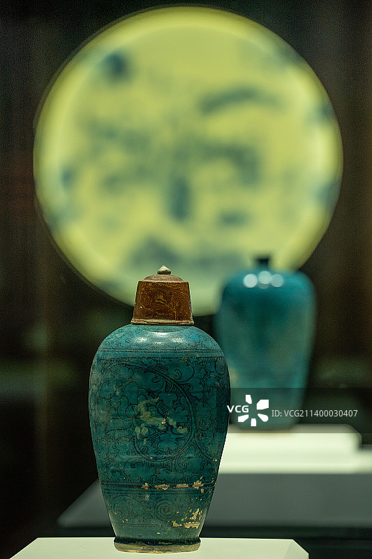 明代青花瓷梅瓶图片素材