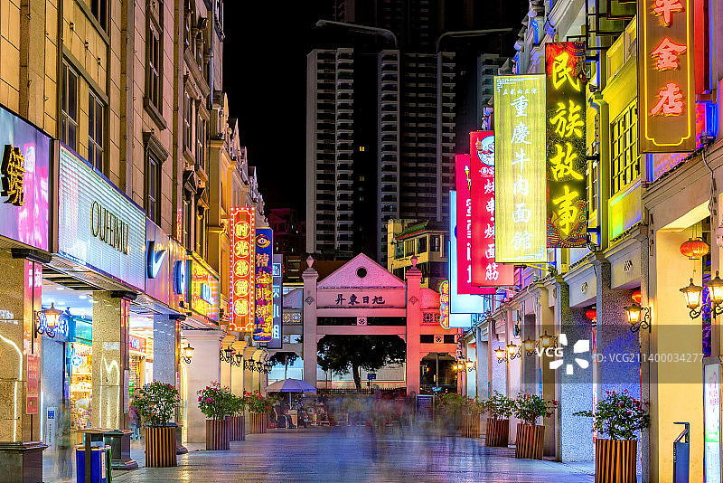 中国广西南宁三街两巷兴宁路步行街夜景图片素材