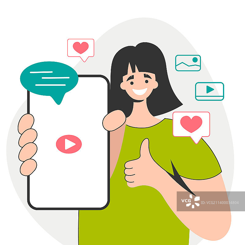 微笑女士展示智能手机特写图片素材