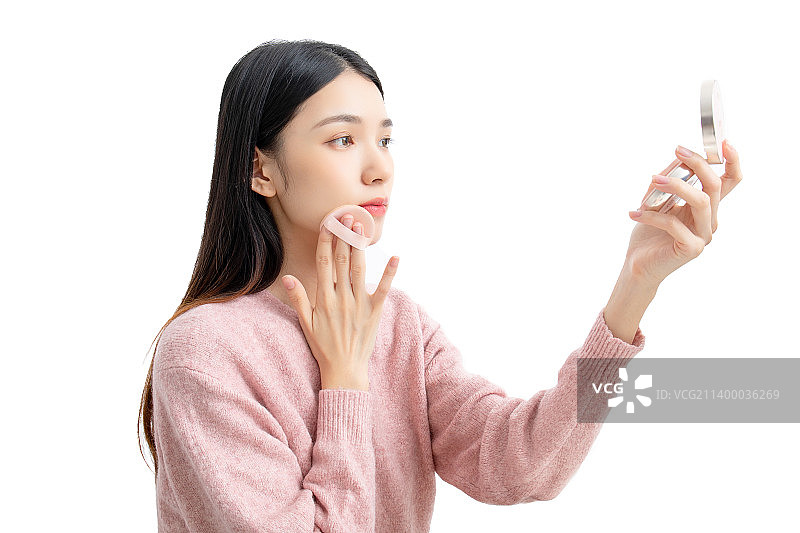 白色背景中一名年轻女性在化妆图片素材