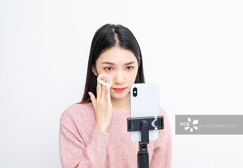 室内一名漂亮的亚洲美女在直播化妆带货图片素材