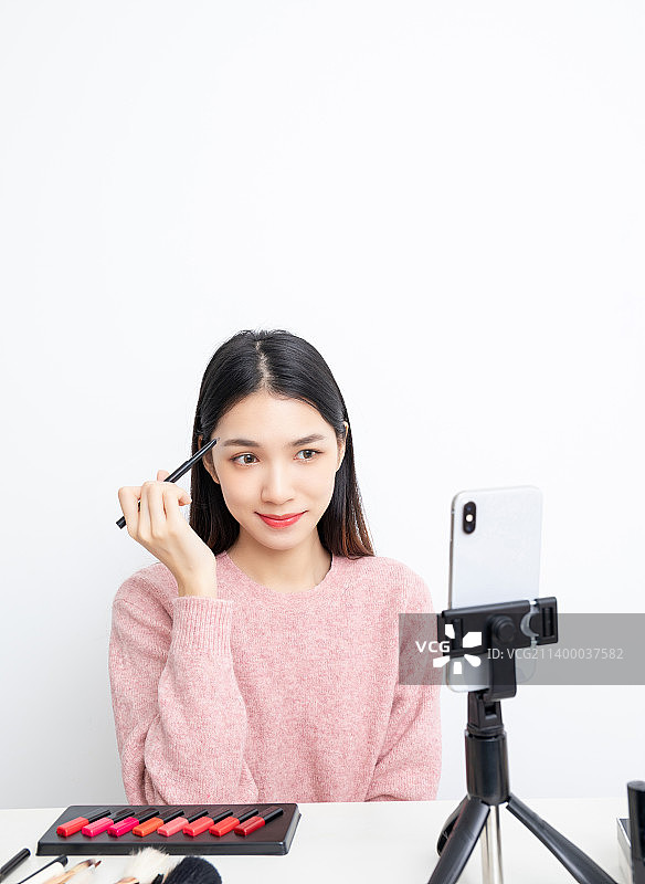 室内一名漂亮的亚洲美女在直播化妆带货图片素材