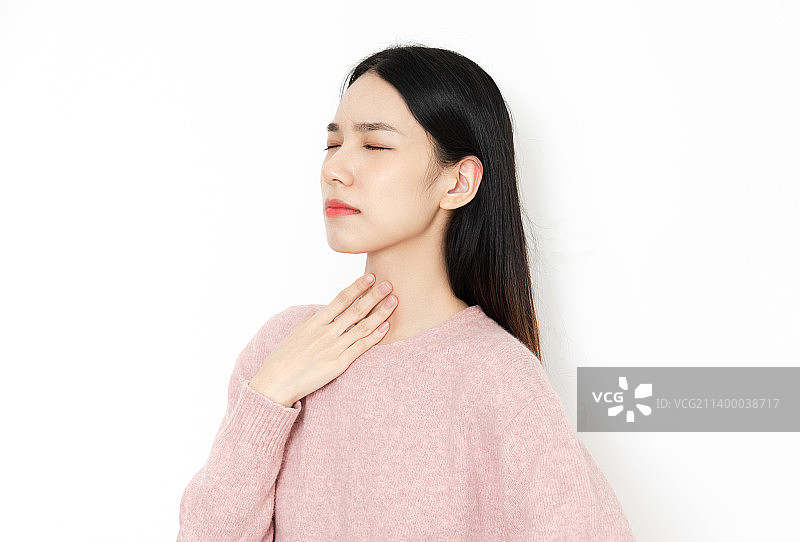 白色背景中一个生病嗓子痛的中国美女图片素材