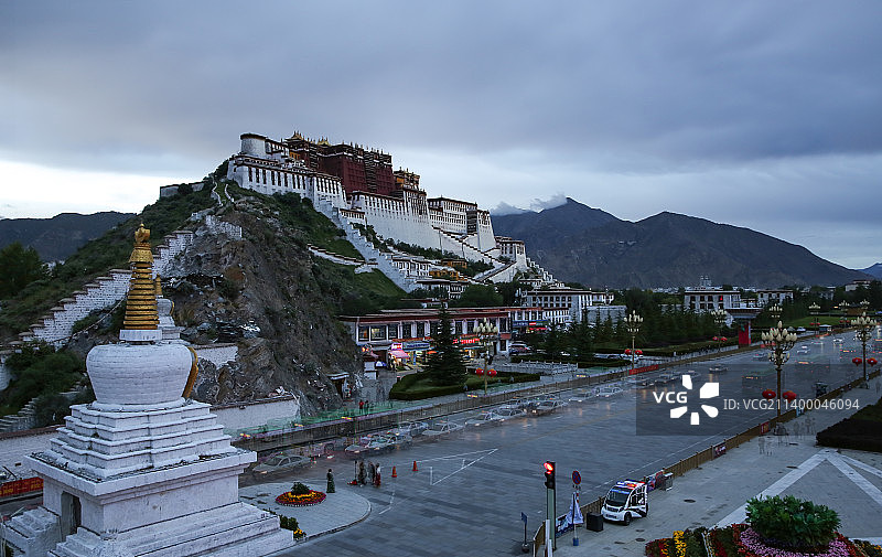 傍晚在药王山看乌云下的布达拉宫图片素材