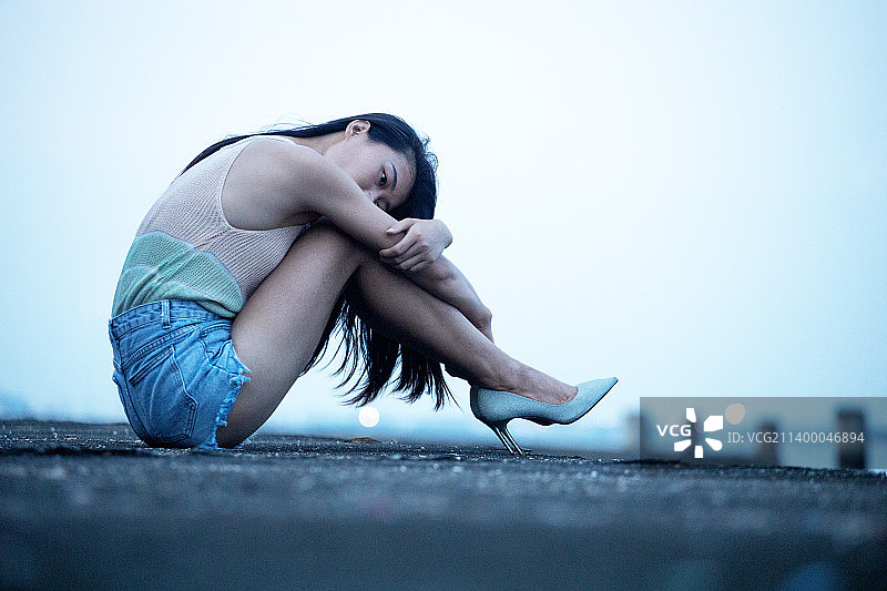 户外穿热裤短袖的长腿美女图片素材