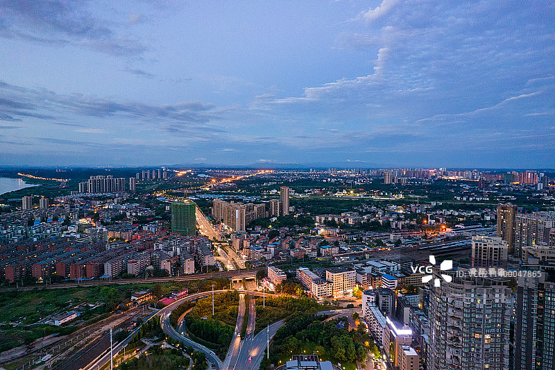 航拍衡阳珠晖区船山东路湘江大桥立交桥夜景图片素材