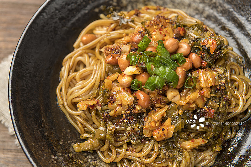 一碗南昌拌粉拌米粉摆放在木桌面上特写图片素材