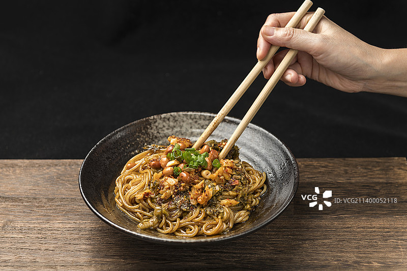 一碗南昌拌粉拌米粉摆放在木桌面上特写图片素材