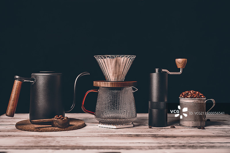 咖啡馆桌子上摆放的手冲咖啡工具和烘焙咖啡豆图片素材