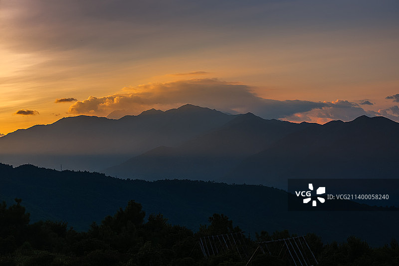 大理者摩山日落霞光图片素材
