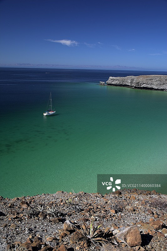 俯瞰海湾的悬崖图片素材