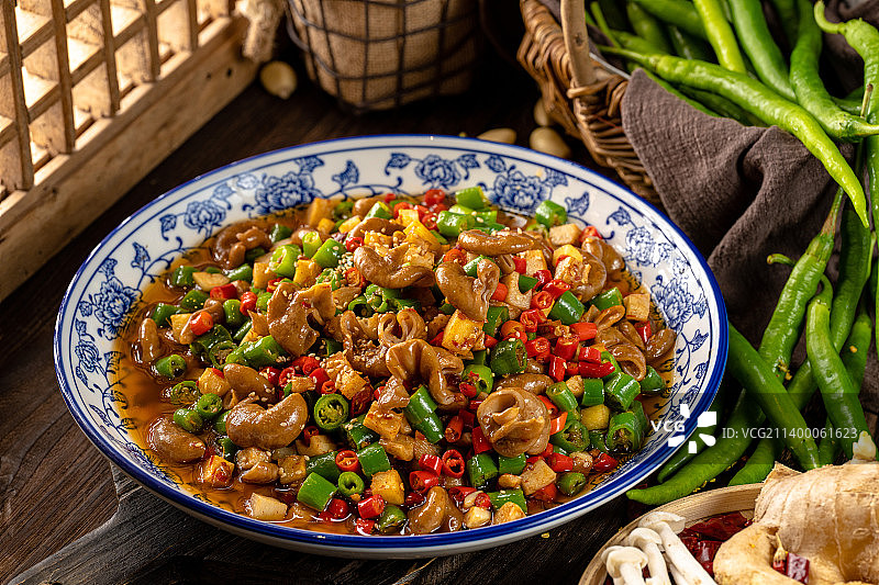 中式美食 肥肠大餐 干煸肥肠 水煮肥肠 农家复古美食 砂锅 肥肠  干锅 泡椒图片素材